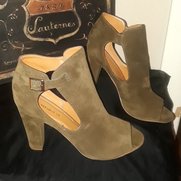 Ladies shoe Republic booties - Picture 2 of 5